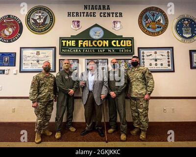 John Cooper, Vorsitzender des Niagara Military Affairs Council, hält eine Auszeichnung, während er am 5. Mai 2021 in der Niagara Falls Air Reserve Station, New York, für ein Gruppenfoto posiert. Cooper erhielt den Commander's Public Service Award 2020 von Brig. General Jeffrey Pennington, 4. Kommandant der Luftwaffe Anfang dieses Jahres. Mit der Auszeichnung werden über 25 Jahre öffentlicher Dienst an NFARS gewürdigt. Von links nach rechts, Chief Master Sgt. Scott Peters, Kommandochef des 914. Lufttankflügels, Col. Carl Magnusson, 914 ARW-Kommandant, John Cooper, Col. Gary Charlton, Befehlshaber des 107. Angriffsflügels, Obermeister Sgt. Edward Stefi Stockfoto
