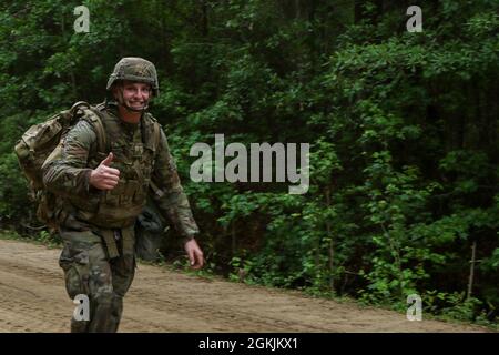 Cpl. Joseph Massey, ein Infanterist, der dem 1. Bataillon, dem 28. Infanterie-Regiment, der 3. Infanterie-Division, zugewiesen wurde, tritt in einer Pose auf, während er am 5. Mai 2021 in Fort Stewart, Georgia, bei einem fußmarsch antritt. Massey war der erste, der den 12-Meilen-marsch für den 3. Infanterie-Division-Soldaten- und Nichtkommissionsoffizier des Jahres-Wettbewerb beendet hat. Stockfoto