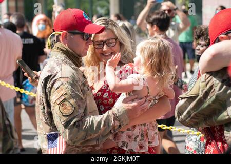 Mehr als 100 Ingenieure der Virginia Air National Guard treffen sich am 5. Mai 2021 im State Military Reservation in Virginia Beach, Virginia, wieder mit Familie, Freunden und Kollegen der Luftwaffe, nachdem sie seit dem 2020. Oktober im Bundeseinsatz in Südwestasien tätig waren. Die Führer der Nationalgarde von Virginia waren ebenfalls zur Stelle, um ihnen für ihren Dienst zu danken und sie zu Hause willkommen zu heißen. Flugträger, die dem 203rd Rapid Engineer Deployable Heavy Operational Repair Squadron Engineers (Red HORSE) in Virginia Beach zugewiesen wurden, waren für 15 Projekte in sechs Ländern zur Unterstützung von Sentinel der Operation Freedom verantwortlich. Stockfoto