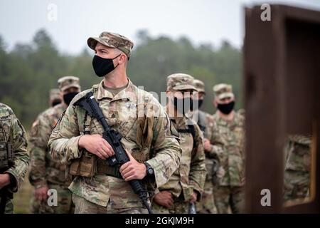 US Army Staff Sgt. Ryan Corcoran, Nationalgarde von Rhode Island, tritt beim Stresssoot-Event während des Region 1 Best Warrior Competition (BWC) an der Joint Base McGuire-Dix-Lakehurst, N.J., 5. Mai 2021, an. Die Region 1 BWC umfasst Soldaten aus Maine, Connecticut, New York, Rhode Island, New Hampshire, Vermont und Massachusetts sowie New Jersey und würdigt Soldaten, die sich für die Werte der Armee einsetzen, den Warrior Ethos verkörpern und die Macht der Zukunft repräsentieren. Stockfoto