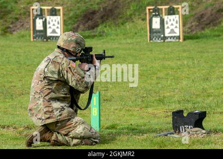 Wyoming Army National Guard Spc. Aiden Carroll nimmt an den Waffenqualifizierungen in Camp Rilea, Warrenton, Oregon, 5. Mai 2021 Teil. Soldaten treten an fast 20 Veranstaltungen an, die Teil des Wettbewerbs „Beste Krieger der Region VI“ 2021 waren, der von der Nationalgarde von Oregon veranstaltet wurde. Zum Wettbewerb gehörten Soldaten aus Alaska, Idaho, Montana, North Dakota, Oregon, South Dakota, Washington und Wyoming. Stockfoto