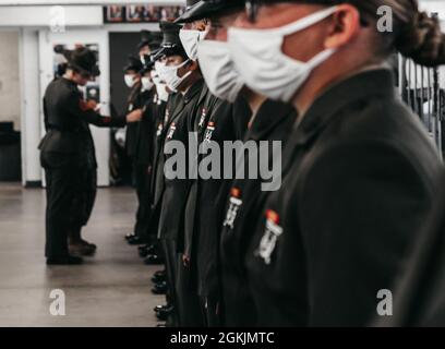 U.S. Marines, mit Lima Company, 3. Rekrut Training Bataillon, warten online auf Senior Drill Instructor Staff Sgt. Amber Staroscik soll am 5. Mai 2021 ihre Uniform beim Marine Corps Recruit Depot San Diego inspizieren. Eine einheitliche Inspektion für neue Marineinfanteristen ist Standard, um sicherzustellen, dass sie nach dem Verlassen des Depots für den Erfolg beim Einchecken in eine neue Einheit eingerichtet werden. Stockfoto