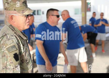 Col. Howard Lloyd, Kommandant der 28. Expeditionary Combat Aviation Brigade, zeigt seine Unterstützung für diesen Wochen Gebetspaziergang im Camp Buehring, Kuwait. Stockfoto