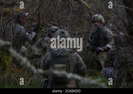 Grüne Berets der 5. Special Forces Group (Airborne) und Soldaten der 4 Gewehre der britischen Armee bereiten sich auf einen Angriff im Ziel auf einem Trainingsgelände in Brecon, Großbritannien, vor. Der Angriff war Teil der gemeinsamen Übung „Bold Legion“, die die beiden Teams zusammenbrachte, um die Grundlage für eine fortwährende Beziehung zu schaffen. Stockfoto