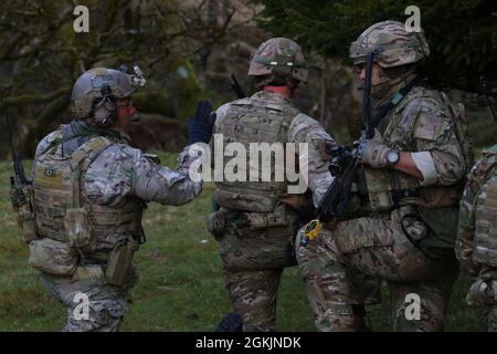 Grüne Berets der 5. Special Forces Group (Airborne) und Soldaten der 4 Gewehre der britischen Armee bereiten sich auf einen Angriff im Ziel auf einem Trainingsgelände in Brecon, Großbritannien, vor. Der Angriff war Teil der gemeinsamen Übung „Bold Legion“, die die beiden Teams zusammenbrachte, um die Grundlage für eine fortwährende Beziehung zu schaffen. Stockfoto