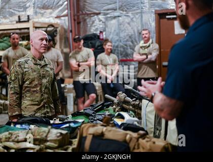 Colonel Calvin B. Powell, Vizekommandant des 435. Air Expeditionary Wings, besuchte am 5. Mai 2021 die Luftwaffe in Camp Lemonnier. Während seiner Tour traf er die Airmen, die die Mission für die 449. Air Expeditionary Group unterstützen. Stockfoto