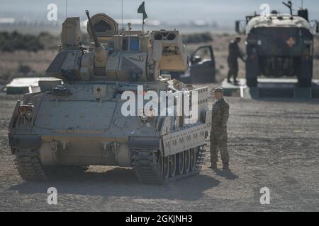 Ein Bradley kämpfendes Fahrzeug wartet darauf, zum Tankwagen zu fahren. Charlie Company vom Kampfteam der 116. Kavalleriebrigade begann am Morgen des 1. Mai 2021 mit dem jährlichen Training und kehrte am Abend des 13. Mai aus dem Orchard Combat Training Center zurück. Die Männer und Frauen von C Company absolvierten eine erfolgreiche und herausfordernde jährliche Ausbildung im OCTC. Die Einheit vervollständigte Bradley Gunnery Table VI und qualifizierte 11 Bradley-Crews. Die abtaufenden Infanterieeinheiten absolvierten ihre Qualifikation für alle sechs Kader. Die Trainingsübung im Feld beinhaltete situationsbezogene Herausforderungen, um sich nach unten zu erholen Stockfoto