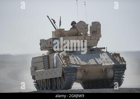 Ein Kampffahrzeug der Nationalgarde der Idaho-Armee, Bradley, kehrt von der Schießerei auf der Strecke zurück. Die Charlie Company vom Kampfteam der 116. Kavalleriebrigade begann am Morgen des 1. Mai 2021 mit dem jährlichen Training. Die Männer und Frauen von C Company absolvierten eine erfolgreiche und herausfordernde jährliche Ausbildung im OCTC. Die Einheit vervollständigte Bradley Gunnery Table VI und qualifizierte 11 Bradley-Crews. Die abtaufenden Infanterieeinheiten absolvierten ihre Qualifikation für alle sechs Kader. Die Trainingsübung während des Feldzuges beinhaltete situationsbezogene Herausforderungen, um heruntergefahrene Fahrzeuge sowie medizinische Pers. Zu erholen Stockfoto