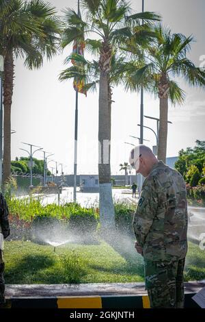 Der Kommandant der 130. Field Artillery Brigade, US-Armeekolonist Paul Schneider, nimmt sich einen ruhigen Moment, um für sein Land zu beten, am Nationalen Gebetstag im Joint Training Center-Jordanien, 6. Mai 2021. Der Brigade-Kaplan, Maj. Jeremy Bower, aus McPherson, Kansas, leitete das Gebet für die Führung der Vereinigten Staaten, der lokalen, staatlichen und bundesstaatlichen Regierungen und des Militärs. Die spartanischen Soldaten der Task Force feierten ihre religiöse Vielfalt, eine der Freiheiten, für die sie kämpfen. Ereignisse wie diese haben sich als eine Steigerung der Widerstandsfähigkeit und des Esprit de Corps von Soldier erwiesen. Stockfoto