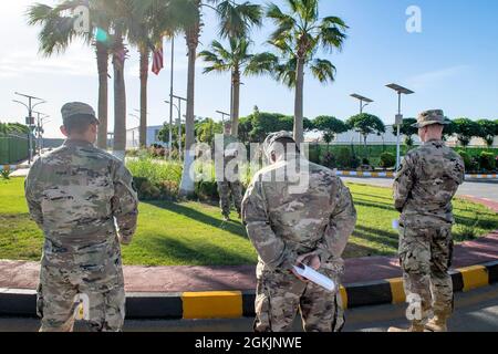 Soldaten der US-Armee, die zur Unterstützung der Operation Spartan Shield in den Nahen Osten entsandt wurden, beten am Nationalen Gebetstag im Joint Training Center-Jordanien, 6. Mai 2021, für ihre Nation. Der Kaplan der 130. Field Artillery Brigade, Maj. Jeremy Bower aus McPherson, Kansas, leitete das Gebet und bete für die Führung der Vereinigten Staaten, der lokalen, staatlichen und bundesstaatlichen Regierungen und des Militärs. Die spartanischen Soldaten der Task Force feierten ihre religiöse Vielfalt, eine der Freiheiten, für die sie kämpfen. Ereignisse wie diese haben sich als eine Steigerung der Widerstandsfähigkeit und des Esprit de Corps von Soldier erwiesen. Stockfoto