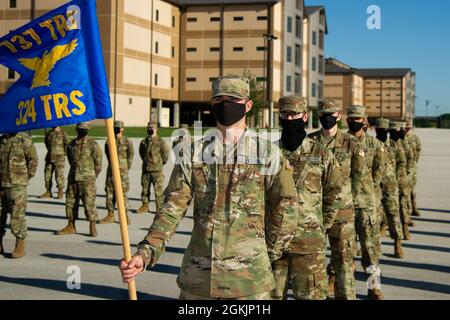 Der erste Flug, der ausschließlich aus den Guardians der US-Weltraumwaffe bestand, absolvierte am 6. Mai 2021 das Air Force Basic Military Training auf der Joint Base San Antonio-Lackland, Texas. Einunddreißig Männer gehörten Flug 429 an, und vier Frauen waren Mitglieder von Flug 430. Diese 35 Guardians gehörten zu den insgesamt 571 Absolventen des 324. Trainingsgeschwaders. Die neuen Guardians werden nach ihrem Abschluss an einer der drei Stützpunkte teilnehmen: Vandenberg AFB, Kalifornien; Goodfellow AFB, Texas; und Keesler AFB, Frau Stockfoto