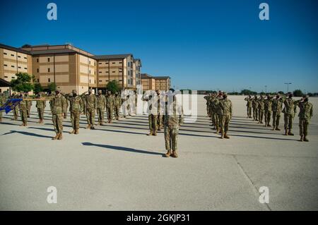 Der erste Flug, der ausschließlich aus den Guardians der US-Weltraumwaffe bestand, absolvierte am 6. Mai 2021 das Air Force Basic Military Training auf der Joint Base San Antonio-Lackland, Texas. Einunddreißig Männer gehörten Flug 429 an, und vier Frauen waren Mitglieder von Flug 430. Diese 35 Guardians gehörten zu den insgesamt 571 Absolventen des 324. Trainingsgeschwaders. Die neuen Guardians werden nach ihrem Abschluss an einer der drei Stützpunkte teilnehmen: Vandenberg AFB, Kalifornien; Goodfellow AFB, Texas; und Keesler AFB, Frau Stockfoto