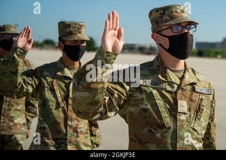 Der erste Flug, der ausschließlich aus den Guardians der US-Weltraumwaffe bestand, absolvierte am 6. Mai 2021 das Air Force Basic Military Training auf der Joint Base San Antonio-Lackland, Texas. Einunddreißig Männer gehörten Flug 429 an, und vier Frauen waren Mitglieder von Flug 430. Diese 35 Guardians gehörten zu den insgesamt 571 Absolventen des 324. Trainingsgeschwaders. Die neuen Guardians werden nach ihrem Abschluss an einer der drei Stützpunkte teilnehmen: Vandenberg AFB, Kalifornien; Goodfellow AFB, Texas; und Keesler AFB, Frau Stockfoto