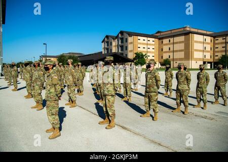 Der erste Flug, der ausschließlich aus den Guardians der US-Weltraumwaffe bestand, absolvierte am 6. Mai 2021 das Air Force Basic Military Training auf der Joint Base San Antonio-Lackland, Texas. Einunddreißig Männer gehörten Flug 429 an, und vier Frauen waren Mitglieder von Flug 430. Diese 35 Guardians gehörten zu den insgesamt 571 Absolventen des 324. Trainingsgeschwaders. Die neuen Guardians werden nach ihrem Abschluss an einer der drei Stützpunkte teilnehmen: Vandenberg AFB, Kalifornien; Goodfellow AFB, Texas; und Keesler AFB, Frau Stockfoto