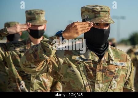 Der erste Flug, der ausschließlich aus den Guardians der US-Weltraumwaffe bestand, absolvierte am 6. Mai 2021 das Air Force Basic Military Training auf der Joint Base San Antonio-Lackland, Texas. Einunddreißig Männer gehörten Flug 429 an, und vier Frauen waren Mitglieder von Flug 430. Diese 35 Guardians gehörten zu den insgesamt 571 Absolventen des 324. Trainingsgeschwaders. Die neuen Guardians werden nach ihrem Abschluss an einer der drei Stützpunkte teilnehmen: Vandenberg AFB, Kalifornien; Goodfellow AFB, Texas; und Keesler AFB, Frau Stockfoto