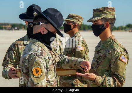 Der erste Flug, der ausschließlich aus den Guardians der US-Weltraumwaffe bestand, absolvierte am 6. Mai 2021 das Air Force Basic Military Training auf der Joint Base San Antonio-Lackland, Texas. Einunddreißig Männer gehörten Flug 429 an, und vier Frauen waren Mitglieder von Flug 430. Diese 35 Guardians gehörten zu den insgesamt 571 Absolventen des 324. Trainingsgeschwaders. Die neuen Guardians werden nach ihrem Abschluss an einer der drei Stützpunkte teilnehmen: Vandenberg AFB, Kalifornien; Goodfellow AFB, Texas; und Keesler AFB, Frau Stockfoto