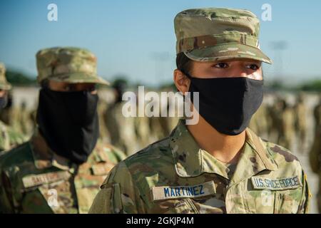 Der erste Flug, der ausschließlich aus den Guardians der US-Weltraumwaffe bestand, absolvierte am 6. Mai 2021 das Air Force Basic Military Training auf der Joint Base San Antonio-Lackland, Texas. Einunddreißig Männer gehörten Flug 429 an, und vier Frauen waren Mitglieder von Flug 430. Diese 35 Guardians gehörten zu den insgesamt 571 Absolventen des 324. Trainingsgeschwaders. Die neuen Guardians werden nach ihrem Abschluss an einer der drei Stützpunkte teilnehmen: Vandenberg AFB, Kalifornien; Goodfellow AFB, Texas; und Keesler AFB, Frau Stockfoto