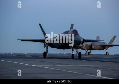 Eine Marine mit Marine Fighter Attack Squadron (VMFA) 211, Carrier Strike Group (CSG) 21, startet am 06. Mai 2021 eine F-35B Lightning II an Bord der HMS Queen Elizabeth auf See. VMFA-211 führte Nachtschaltung durch, um sich sicher wieder in das CSG zu integrieren. VMFA-211 wird Teil des größten Luftfahrtkonzerns der fünften Generation der Welt sein. Dieser Einsatz unterstreicht die globale Reichweite der US- und britischen Streitkräfte und ihre Interoperabilität und verbessert die Abschreckungs- und Verteidigungsfähigkeiten der NATO-Allianz. Stockfoto