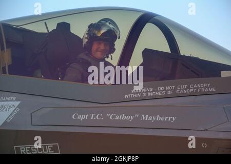 Capt Tanner Mayberry mit Marine Fighter Attack Squadron (VMFA) 211, Carrier Strike Group 21, führt am 06. Mai 2021 an Bord der HMS Queen Elizabeth auf See Vorflugkontrollen an einem F-35B Lightning II durch. Mayberry ist ein F-35B-Pilot in VMFA-211, „The Wake Island Avengers“. Neben dem britischen 617-Squadron wird VMFA-211 Teil der größten Luftfahrtgruppe der fünften Generation der Welt sein. Dieser Einsatz unterstreicht die globale Reichweite der US- und britischen Streitkräfte und ihre Interoperabilität und verbessert die Abschreckungs- und Verteidigungsfähigkeiten der NATO-Allianz. Stockfoto