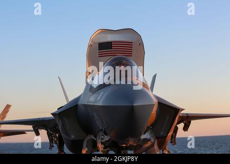 Ein Marine with Marine Fighter Attack Squadron (VMFA) 211, Carrier Strike Group 21, führt am 06. Mai 2021 an Bord der HMS Queen Elizabeth auf See Vorflugkontrollen an einem F-35B Lightning II durch. Neben dem britischen 617-Squadron wird VMFA-211 Teil der größten Luftfahrtgruppe der fünften Generation der Welt sein. Dieser Einsatz unterstreicht die globale Reichweite der US- und britischen Streitkräfte und ihre Interoperabilität und verbessert die Abschreckungs- und Verteidigungsfähigkeiten der NATO-Allianz. Stockfoto