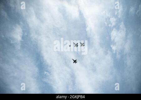 Ein Überflug wird im Rahmen einer militärischen Beerdigung mit Begräbnisbegleitung für den pensionierten stellvertretenden Kommandanten des US Marine Corps General John Kerry Davis in Abschnitt 34 des Arlington National Cemetery, Arlington, Virginia, 6. Mai 2021 durchgeführt. Davis' Tochter, Keri Davis, erhielt die US-Flagge vom Dienst ihres Vaters. Stockfoto