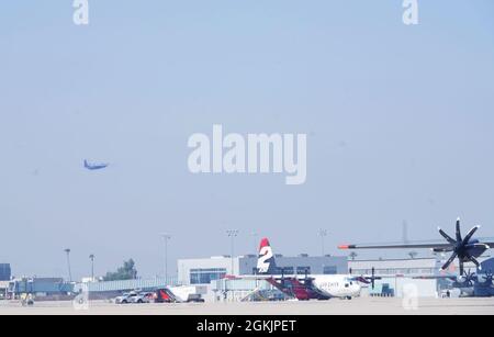 Ein mit der US Air National Guard MAFFS (Modular Airborne Fire Fighting System) ausgerüstetes C130-J Hercules-Flugzeug vom 146. Luftlift-Flügel fliegt über die San Bernardino Air-Tankerbasis, Kalifornien, 6. Mai 2021. Unter Verwendung der mit der MAFFS-Einheit ausgestatteten C-130-Flugzeuge arbeiten die Luftbesatzungen der Air National Guard vom 115. Airlift Squadron zusammen, um ihre Ausbildung zur Zertifizierung von Luftfeuerwehrangriffen gemeinsam mit dem U.S. Forest Service und anderen Wildfire Prevention-Agenturen durchzuführen. Stockfoto