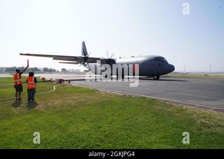 Ein Flugzeug der US Air National Guard MAFFS (Modular Airborne Fire Fighting System) C130-J Hercules vom 146. Luftlift Wing bereitet sich während des MAFFS-Trainings auf der San Bernardino Air Tanker Base, Kalifornien, am 6. Mai 2021 auf den Start vor. Der U.S. Forest Service, der 146th Airlift Wing, Port Hueneme, Kalifornien, und der 152nd Airlift Wing, Reno, Nevada, und andere Wildfire-Präventionsstellen trainieren zusammen, um zu zertifizieren, dass sie auf MAFFS-Missionen fliegen können. Stockfoto