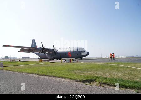 Ein Flugzeug der US Air National Guard MAFFS (Modular Airborne Fire Fighting System) C130-J Hercules vom 146. Luftlift Wing bereitet sich während des MAFFS-Trainings auf der San Bernardino Air Tanker Base, Kalifornien, am 6. Mai 2021 auf den Start vor. Der U.S. Forest Service, der 146th Airlift Wing, Port Hueneme, Kalifornien, und der 152nd Airlift Wing, Reno, Nevada, und andere Wildfire-Präventionsstellen trainieren zusammen, um zu zertifizieren, dass sie auf MAFFS-Missionen fliegen können. Stockfoto