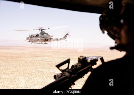 Ein US Marine AH-1W Super Cobra Angriffshubschrauber mit Marine Light Attack Helicopter Squadron 269, Marine Aircraft Group 29, 2nd Marine Aircraft Wing, führt eine Flugmission während der Kampfübung der Marine Air Ground Task Force im Marine Corps Air Ground Combat Center, Twentynine Palms, Kalifornien, 6. Mai 2021 durch. Das Ziel von MWX ist es, eine herausfordernde, realistische Trainingsumgebung zu schaffen, die in einem nicht geschriebenem, Force-on-Force-Kriegsspiel, das einen kampfbereiten Fokus erzeugt, der als integrierte Marine Air Ground Task Force eingesetzt werden kann, Kräfte gegen einen denkenden Gegner ausübt. Stockfoto