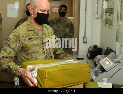 Der australische Generalmajor der Armee, General Christopher A. Field, der stellvertretende Generalkommandeur der US Army Central, hält während seiner Tour durch das Lager Arifjan, Kuwait, das als „das Gewölbe“ bekannt ist, am 6. Mai 2021 ein etwa 70 Pfund schweres FedPack mit 1,6 Millionen US-Dollar, das aus 16,000 B0.00 Gesetzentexten besteht. Field sagte den Finanzsoldaten des 175. FMSC: 'Das ist wahrscheinlich das letzte Mal, dass ich 1,6Millionen Menschen halten werde.' Stockfoto