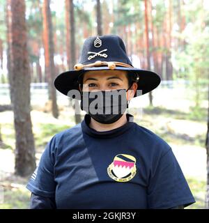Personal Sgt. Claudia Desantiago, eine Unteroffizierin des 115. Brigade-Unterstützungsbataillons, 1. Panzerbrigade-Kampfteam „IRONHORSE“, 1. Kavallerie-Division, posiert für ein Foto während eines Spur-Ritts in Skwierzyna, Polen, 6. Mai 2021. Desantiago spielt während der Spur-Fahrt die Rolle, Kavallerietruppen zu bewerten und zu motivieren, während sie sich auf einem Ruck-marsch durch verschiedene Stationen bewegen. Mitglieder der 115. Befinden sich in einer atlantischen Resolve-Rotation und helfen durch multinationale Trainings- und Sicherheitskooperationen dabei, einsatzbereite und postured, kampfglaubwürdige Kräfte bereitzustellen. Stockfoto