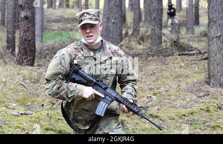 U.S. Army 2nd LT. Caleb Martden, ein Transportzuführer mit dem 115. Brigade-Unterstützungsbataillon, dem 1. Panzerbrigade-Kampfteam „IRONHORSE“, der 1. Kavallerie-Division, sprintet während einer Spur-Fahrt in Skwierzyna, Polen, am 6. Mai 2021 in Richtung Deckung. Individuelle Bewegungstechniken basieren auf dem Prinzip von Feuer und Bewegung. Stockfoto