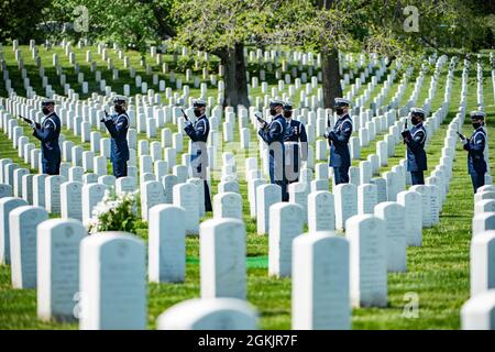 Mitglieder der Ehrengarde der US-Küstenwache, ein Schlagzeuger der US Navy Ceremonial Band, und des 3d U.S. Infantry Regiment (The Old Guard) Caisson Platoon führen modifizierte militärische Begräbniszeremonien mit Begräbniseskorte für pensionierte ADM der US-Küstenwache durch. Marshall E. Gilbert in Abschnitt 33 des Nationalfriedhofs von Arlington, Arlington, Virginia, 6. Mai 2021. Gilbert war ein angesehener Marktführer in der US-Küstenwache und half bei der Entwicklung der weltweit verwendeten technischen Standards für elektronische Kommunikation, Navigation und Notruf. Gilberts Ehefrau, Melinda Gilbert, empfing das Fla Stockfoto