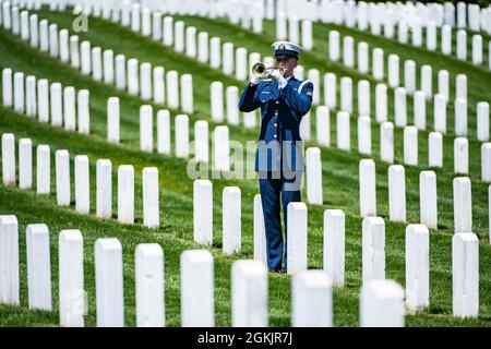 Mitglieder der Ehrengarde der US-Küstenwache, ein Schlagzeuger der US Navy Ceremonial Band, und des 3d U.S. Infantry Regiment (The Old Guard) Caisson Platoon führen modifizierte militärische Begräbniszeremonien mit Begräbniseskorte für pensionierte ADM der US-Küstenwache durch. Marshall E. Gilbert in Abschnitt 33 des Nationalfriedhofs von Arlington, Arlington, Virginia, 6. Mai 2021. Gilbert war ein angesehener Marktführer in der US-Küstenwache und half bei der Entwicklung der weltweit verwendeten technischen Standards für elektronische Kommunikation, Navigation und Notruf. Gilberts Ehefrau, Melinda Gilbert, empfing das Fla Stockfoto