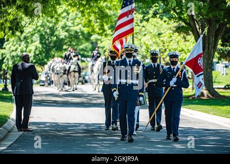 Mitglieder der Ehrengarde der US-Küstenwache, ein Schlagzeuger der US Navy Ceremonial Band, und des 3d U.S. Infantry Regiment (The Old Guard) Caisson Platoon führen modifizierte militärische Begräbniszeremonien mit Begräbniseskorte für pensionierte ADM der US-Küstenwache durch. Marshall E. Gilbert in Abschnitt 33 des Nationalfriedhofs von Arlington, Arlington, Virginia, 6. Mai 2021. Gilbert war ein angesehener Marktführer in der US-Küstenwache und half bei der Entwicklung der weltweit verwendeten technischen Standards für elektronische Kommunikation, Navigation und Notruf. Gilberts Ehefrau, Melinda Gilbert, empfing das Fla Stockfoto