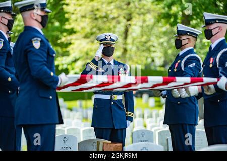 Mitglieder der Ehrengarde der US-Küstenwache, ein Schlagzeuger der US Navy Ceremonial Band, und des 3d U.S. Infantry Regiment (The Old Guard) Caisson Platoon führen modifizierte militärische Begräbniszeremonien mit Begräbniseskorte für pensionierte ADM der US-Küstenwache durch. Marshall E. Gilbert in Abschnitt 33 des Nationalfriedhofs von Arlington, Arlington, Virginia, 6. Mai 2021. Gilbert war ein angesehener Marktführer in der US-Küstenwache und half bei der Entwicklung der weltweit verwendeten technischen Standards für elektronische Kommunikation, Navigation und Notruf. Gilberts Ehefrau, Melinda Gilbert, empfing das Fla Stockfoto