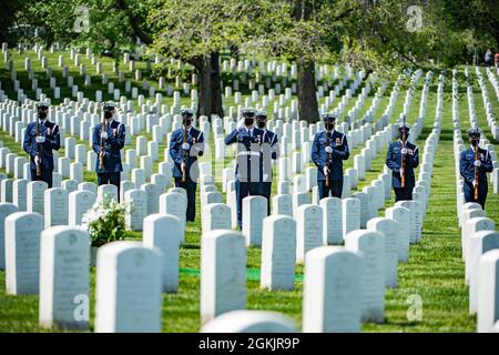 Mitglieder der Ehrengarde der US-Küstenwache, ein Schlagzeuger der US Navy Ceremonial Band, und des 3d U.S. Infantry Regiment (The Old Guard) Caisson Platoon führen modifizierte militärische Begräbniszeremonien mit Begräbniseskorte für pensionierte ADM der US-Küstenwache durch. Marshall E. Gilbert in Abschnitt 33 des Nationalfriedhofs von Arlington, Arlington, Virginia, 6. Mai 2021. Gilbert war ein angesehener Marktführer in der US-Küstenwache und half bei der Entwicklung der weltweit verwendeten technischen Standards für elektronische Kommunikation, Navigation und Notruf. Gilberts Ehefrau, Melinda Gilbert, empfing das Fla Stockfoto