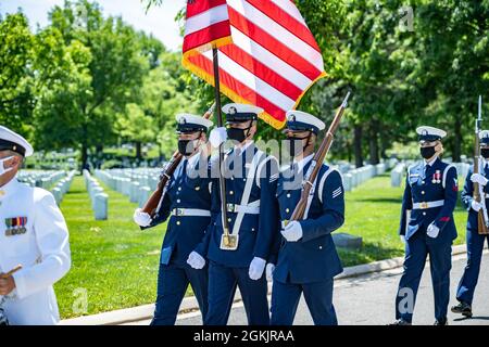 Mitglieder der Ehrengarde der US-Küstenwache, ein Schlagzeuger der US Navy Ceremonial Band, und des 3d U.S. Infantry Regiment (The Old Guard) Caisson Platoon führen modifizierte militärische Begräbniszeremonien mit Begräbniseskorte für pensionierte ADM der US-Küstenwache durch. Marshall E. Gilbert in Abschnitt 33 des Nationalfriedhofs von Arlington, Arlington, Virginia, 6. Mai 2021. Gilbert war ein angesehener Marktführer in der US-Küstenwache und half bei der Entwicklung der weltweit verwendeten technischen Standards für elektronische Kommunikation, Navigation und Notruf. Gilberts Ehefrau, Melinda Gilbert, empfing das Fla Stockfoto