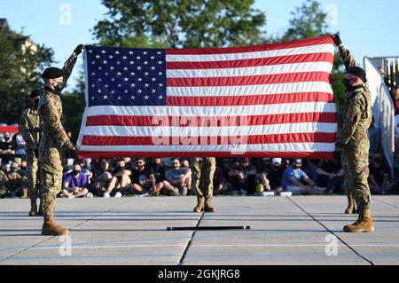 Mitglieder des 336. Training Squadron Freestyle-Bohrteams führen während der 81. Training Group-Drill-down auf dem Bohrpad der Levitow Training Support Facility auf dem Keesler Air Force Base, Mississippi, 6. Mai 2021 durch. Die Flieger der 81. TRG traten an einer vierteljährlichen Open Ranks Inspektion, einer Regelbohrroutine und einer Freestyle-Bohrroutine an. Während des Trainings erhalten Airmen die Möglichkeit, freiwillig zu lernen und Drill-down-Routinen durchzuführen. Stockfoto