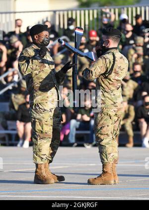 Mitglieder des 336. Training Squadron Freestyle-Bohrteams führen während der 81. Training Group-Drill-down auf dem Bohrpad der Levitow Training Support Facility auf dem Keesler Air Force Base, Mississippi, 6. Mai 2021 durch. Die Flieger der 81. TRG traten an einer vierteljährlichen Open Ranks Inspektion, einer Regelbohrroutine und einer Freestyle-Bohrroutine an. Während des Trainings erhalten Airmen die Möglichkeit, freiwillig zu lernen und Drill-down-Routinen durchzuführen. Stockfoto