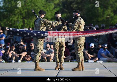 Mitglieder des 336. Training Squadron Freestyle-Bohrteams führen während der 81. Training Group-Drill-down auf dem Bohrpad der Levitow Training Support Facility auf dem Keesler Air Force Base, Mississippi, 6. Mai 2021 durch. Die Flieger der 81. TRG traten an einer vierteljährlichen Open Ranks Inspektion, einer Regelbohrroutine und einer Freestyle-Bohrroutine an. Während des Trainings erhalten Airmen die Möglichkeit, freiwillig zu lernen und Drill-down-Routinen durchzuführen. Stockfoto
