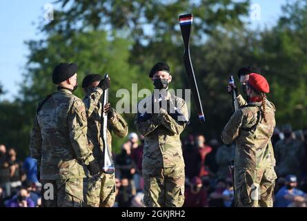 Mitglieder des 336. Training Squadron Freestyle-Bohrteams führen während der 81. Training Group-Drill-down auf dem Bohrpad der Levitow Training Support Facility auf dem Keesler Air Force Base, Mississippi, 6. Mai 2021 durch. Die Flieger der 81. TRG traten an einer vierteljährlichen Open Ranks Inspektion, einer Regelbohrroutine und einer Freestyle-Bohrroutine an. Während des Trainings erhalten Airmen die Möglichkeit, freiwillig zu lernen und Drill-down-Routinen durchzuführen. Stockfoto