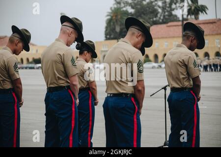 Die Bohrlehrer des US-Marine Corps mit der Lima Company, dem 3. Rekrut Training Bataillon, verneigen sich im Gebet während der Abschlussfeier der Lima Company an Bord des Marine Corps Recruit Depot San Diego, 6. Mai 2021. Die Graduierung fand nach Abschluss der 13-wöchigen Transformation statt, einschließlich Training für Bohrer, Kampfkünste, grundlegende Kampfkünste und Bräuche und Traditionen des Marine Corps. Stockfoto