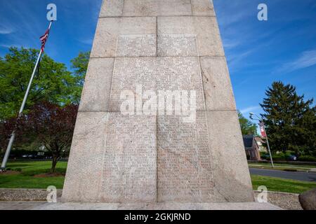 Namensliste auf der Ostseite des Camp Merritt Memorial Monument in Cresskill, N.J., 6. Mai 2021. Der 66 Meter hohe Obelisk, der das Zentrum des Lagers markierte, ist den Soldaten gewidmet, die während des Ersten Weltkriegs durch das Lager einmarschierten, um in Europa zu kämpfen. Auf der Ost- und Westseite des Denkmals sind die Namen der 573 Soldaten, Vier Krankenschwestern und ein Zivilist, die im Lager aufgrund der Grippeepidemie von 1918 ums Leben kamen. Auf der Nordseite ist ein Relief von Robert I. Aitken aus einem doughboy aus dem Ersten Weltkrieg. Direkt davor befindet sich eine dimensionale Steinschnitzkarte von Camp Merritt. Das Monument war es Stockfoto