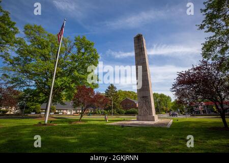 Blick auf die Nordseite des Camp Merritt Memorial Monument in Cresskill, N.J., 6. Mai 2021. Der 66 Meter hohe Obelisk, der das Zentrum des Lagers markierte, ist den Soldaten gewidmet, die während des Ersten Weltkriegs durch das Lager einmarschierten, um in Europa zu kämpfen. Auf der Ost- und Westseite des Denkmals sind die Namen der 573 Soldaten, Vier Krankenschwestern und ein Zivilist, die im Lager aufgrund der Grippeepidemie von 1918 ums Leben kamen. Auf der Nordseite ist ein Relief von Robert I. Aitken aus einem doughboy aus dem Ersten Weltkrieg. Direkt davor befindet sich eine dimensionale Steinschnitzkarte von Camp Merritt. Das Denkmal wurde geweiht Stockfoto