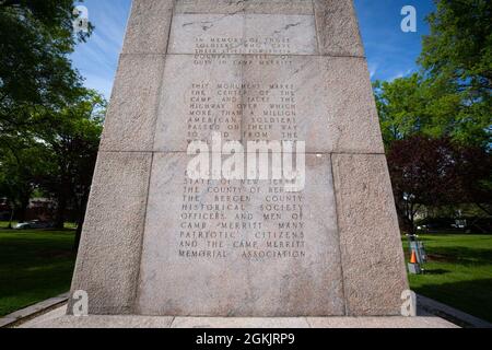 Widmungseinschrift auf der Südseite des Memorial Camp Merritt in Cresskill, N.J., 6. Mai 2021. Der 66 Meter hohe Obelisk, der das Zentrum des Lagers markierte, ist den Soldaten gewidmet, die während des Ersten Weltkriegs durch das Lager einmarschierten, um in Europa zu kämpfen. Auf der Ost- und Westseite des Denkmals sind die Namen der 573 Soldaten, Vier Krankenschwestern und ein Zivilist, die im Lager aufgrund der Grippeepidemie von 1918 ums Leben kamen. Auf der Nordseite ist ein Relief von Robert I. Aitken aus einem doughboy aus dem Ersten Weltkrieg. Direkt davor befindet sich eine dimensionale Steinschnitzkarte von Camp Merritt. Die Mo Stockfoto