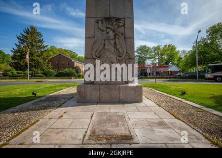 Relief eines doughboys aus dem Ersten Weltkrieg, der von Robert I. Aitken auf der Nordseite des Camp Merritt Memorial Monument in Cresskill, N.J., 6. Mai 2021 modelliert wurde. Der 66 Meter hohe Obelisk, der das Zentrum des Lagers markierte, ist den Soldaten gewidmet, die während des Ersten Weltkriegs durch das Lager einmarschierten, um in Europa zu kämpfen. Auf der Ost- und Westseite des Denkmals sind die Namen der 573 Soldaten, Vier Krankenschwestern und ein Zivilist, die im Lager aufgrund der Grippeepidemie von 1918 ums Leben kamen. Direkt vor dem Relief befindet sich eine dimensionale Steinschnitzkarte von Camp Merritt. Das Denkmal wurde am 30. Mai 19 eingeweiht Stockfoto