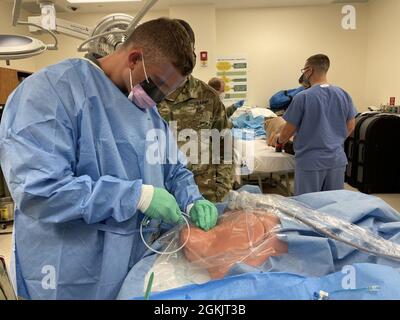 Der im dritten Jahr im Martin Army Community Hospital ansässige Capt. Ryan Coffey führt eine zentrale Leitung ein, die von dem Arzt Maj. Ian McInnis des Brooke Army Medical Center für Lungenheilkunde und Intensivmedizin betreut wird. Stockfoto