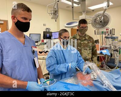 Die Maj. Shelley Flores, die im 3. Jahr im Martin Army Community Hospital wohnt, führt eine zentrale Linie ein, die unter der Aufsicht des Physikers Maj. Ian McInnis des Brooke Army Medical Center für Lungenheilkunde und Intensivmedizin steht. Stockfoto