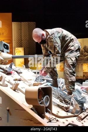 Spc. Philip Starkes, der Firma D, 6. Squadron, 8. Kavallerieregiment, 2. Panzerbrigade, 3. Infanterie-Division zugeordnet, arbeitete mit dem National Museum der US-Armee in Fort Belvoir, Virginia, Das erste Bradley-Kampffahrzeug, das während der Operation Iraqi Freedom in den Irak einfährt, wieder in seinen früheren Ruhm zu bringen. Die Wiederherstellung der Bradley ermöglicht es modernen Kavallerie-Männern, sich mit ihrer Kavallerie-Linie der US-Armee zu verbinden und das Fahrzeug für zukünftige Generationen zu erhalten. Stockfoto